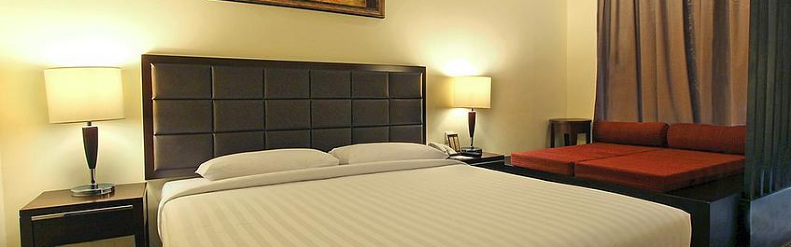 DELUXE ROOM
