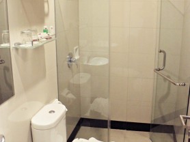 moderate-room-bathroom